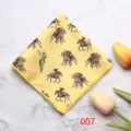 Pañuelo de bolsillo amarillo de poliéster para hombre con clásico estampado de jinetes. - Color 007