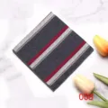 Gedetailleerde close-up van de stijlvolle gestreepte pochet op marmeren oppervlak met bloem. - 008