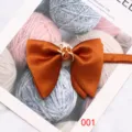 Papillon in raso tinta unita con fibbia a foglia di metallo, elegante accessorio. - Borgogna