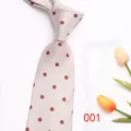 Vista detallada de una corbata clásica para hombre con patrón de espiga y lunares. - 001