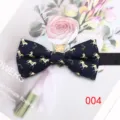 Vista dettagliata di un elegante farfallino da uomo blu scuro con motivo di cavalli. - Colore 004