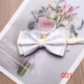 Primer plano detallado de una elegante pajarita blanca bicolor con delicado patrón texturizado. - 001