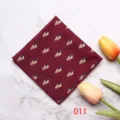 Vista detallada del pañuelo de bolsillo burdeos con elegante estampado de aves. - 011