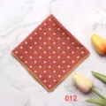 Pañuelo de bolsillo rojo con patrón geométrico para traje formal de hombre detalle. - 012