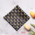 Pañuelo de bolsillo azul marino de lujo para hombre con patrón de hojas doradas elegante - Color 013