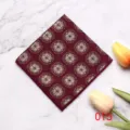 Stijlvolle rode heren pochet met geometrisch patroon voor feestelijke bruiloft detail. - 015