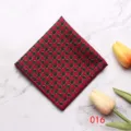 Vista detallada de pañuelo de bolsillo geométrico para hombre con patrón rojo y verde. - Color 016