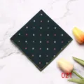 Heren donkergroene pochet zakdoek voor formeel pak met elegant geometrisch bloemenpatroon. - Atleet Portret 2