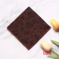 Heren bruin rozen patroon pochet pak zakdoek detailweergave voor formele zakelijke bruiloft. - 026
