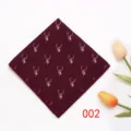Taschino da uomo bordeaux con stampa testa di cervo, elegante accessorio per abito formale. - N. 002 - Cervo Borgogna