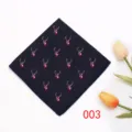 Primo piano della pochette blu scuro con elegante motivo di corna di cervo rosso bianco. - N. 003 - Corna Blu Scuro