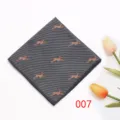Elegante taschino da uomo grigio scuro con ricamo di lepre per abiti formali e matrimoni. - N. 007 - Coniglio Grigio Scuro
