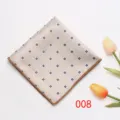 Pochette da taschino beige con motivo a rombi blu per uomo abito formale dettaglio. - N. 008 - Quadri Beige