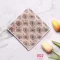 Gedetailleerd uitzicht op vintage bloemige pochet, fijne textuurstof voor heren. - Paisley Geometrische Stijl / 23x23cm / 002