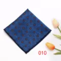 Pochette da uomo in twill blu, classico motivo geometrico a pois arancioni per abito elegante. - N. 010 - Quadri Blu