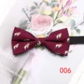 Classico papillon da uomo bordeaux con elegante fantasia di uccelli, ideale per abiti formali. - Colore 006