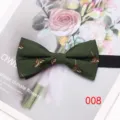 Vista dettagliata di un elegante papillon verde scuro da uomo con motivo di fagiano raffinato. - Colore 008