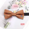 Primo piano del farfallino floreale marrone con intricato motivo di uccelli e fiori. - Colore 009