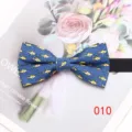Farfallino blu da uomo con stampa squalo giallo, ideale per camicie eleganti e abiti formali. - Colore 010