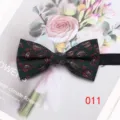 Farfallino paisley verde dettaglio primo piano, elegante accessorio abito camicia uomo. - 011