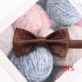 Primo piano di un papillon da uomo marrone a doppio strato con motivo spigato e pois blu. - Colore 015