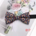 Primo piano di un elegante papillon da uomo con un motivo floreale geometrico in stile retro. - 017