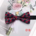 Farfallina uomo a motivi, tessuto rosso con eleganti motivi floreali, accessorio di moda per abiti. - Colore 018