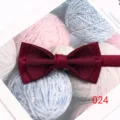 Vista di dettaglio dell'elegante papillon doppio bordeaux con trama delicata e tessuto liscio. - Colore 024
