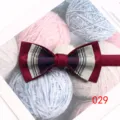 Dettaglio farfallino uomo tinto in filo bicolore a righe rosse e blu con design elegante. - Stile 029