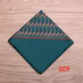 Detalle de pañuelo de bolsillo verde oscuro para hombre con elegante diseño de jirafa. - Color 009