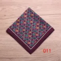 Vista detallada del pañuelo de bolsillo morado con elegante motivo de tulipán y bordes. - 011