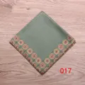 Pañuelo de bolsillo verde con patrón geométrico retro, accesorio elegante para traje formal. - 017