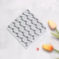 Gros plan détaillé d'une pochette de costume pour homme au motif géométrique bleu et blanc. - Pochette de costume en soie de polyester - A