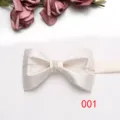Dettaglio di un elegante farfallino in raso beige con catenina argentata per eventi formali. - Beige