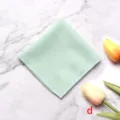 Nahaufnahme Detail des hellgrünen gestrickten Einstecktuchs mit sauberen genähten Kanten. - Hellgrün
