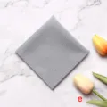 Herren einfarbig graues Strick Einstecktuch Detail, klassisches Anzugtuch für formelle Anlässe. - Grau