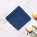 Einfarbiges blaues gewebtes Einstecktuch Detail, klassisches Herrenanzug Accessoire für Feiern. - Blau