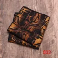 Nahaufnahme eines schwarz-goldenen Paisley-Einstecktuchs für formelle Anzüge. - Farbe 002