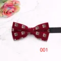 Primer plano detallado de la pajarita burdeos con patrón fino y textura elegante hombre. - 001