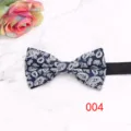Vista detallada de la pajarita azul con motivo paisley, elegante textura para bodas y eventos. - Color 004