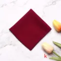 Burgunderrotes Waffelstrick Einstecktuch Detail für Herren, elegantes einfarbiges Tuch. - Dunkelrot