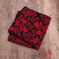 Herren Einstecktuch mit elegantem rotem Blumenmuster auf schwarzem Grund für Anzug. - Farbe 008