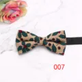 Vue détaillée d'un noeud papillon pour homme avec imprimé houx de Noël sur marbre. - Couleur 007