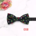 Vue détaillée du nœud papillon homme bleu foncé avec motif houx, accessoire de mariage élégant. - Couleur 008