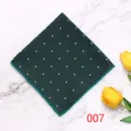 Nahaufnahme eines dunkelgrünen Einstecktuchs mit Polka-Dots als Detail für den Herrenanzug. - Farbe 007