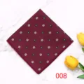 Detailaufnahme des burgunderroten Einstecktuchs mit elegantem geometrischem Muster und Kante. - Farbe 008
