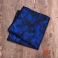 Detailansicht eines blau und schwarz gemusterten Herren Anzug Einstecktuchs für Hochzeit. - 012