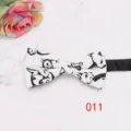 Vue detaillee d'un noeud papillon homme elegante avec motif chat noir et blanc tendance. - Couleur 011