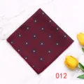Burgundrotes Einstecktuch Detail mit geometrischem Muster Textur und feiner Kantennaht. - 012