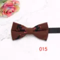 Vue détaillée d'un noeud papillon marron pour homme avec motif de renne, idéal pour tenue formelle. - Couleur 015